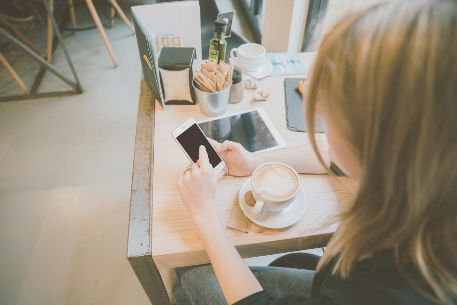 Finanzmodellierung Workspace mit Laptop und Dokumenten